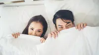 Tidur bersama suami atau istri memberi banyak manfaat bagi kesehatan dan hubungan. (Foto: Freepik/Jcomp)