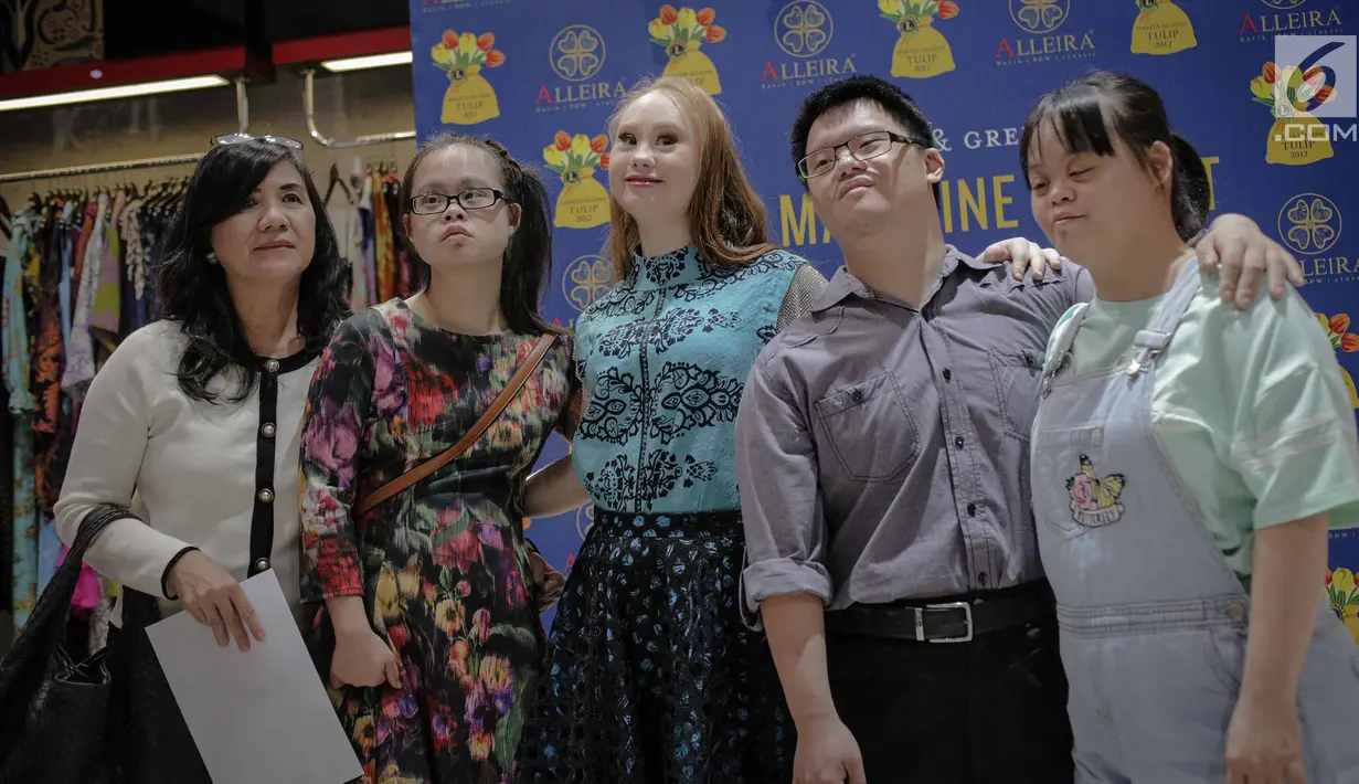 Model Madeline Stuart foto bersama dengan penggemarnya saat meet and greet di Alleira Batik Plaza Indonesia, Jakarta, Rabu (20/3). Madeline Stuart adalah model penderita down syndrome pertama asal Australia. (Liputan6.com/Faizal Fanani)