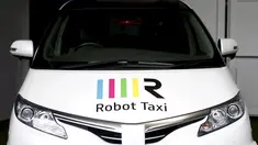 Sebuah mobil tanpa kemudi bertuliskan Robot Taxi Inc dipamerkan di Yokohama, Jepang, Kamis (1/10/2015).  Taksi tanpa kemudi ini merupakan kerja sama antara perusahaan internet DeNA dan teknologi mobil driverless ZMP. (REUTERS/Yuya Shino)