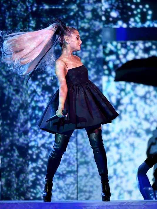 Ariana sendiri tak sendirian menghibur Billboard Music Awards. (KEVIN WINTER / GETTY IMAGES NORTH AMERICA / AFP)