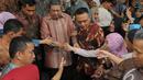 Mantan Presiden Susilo Bambang Yudhoyono menyalami Mahasiswa yang ingin berjabat tangan dengannya, Tangsel, Rabu (10/12/2014). (Liputan.com/Herman Zakharia)