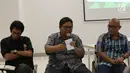 Ki Joyo Sardo (tengah) dan para aktivis 98 saat menjadi pembicara dalam talkshow 20 tahun (Belum Tuntasnya) Reformasi di Kampus UI Salemba, Jakarta, Sabtu (19/5). Talkshow membahas Anti KKN, Supremasi Hukum dan Dwifungsi ABRI. (Liputan6.com/Fery Pradolo)