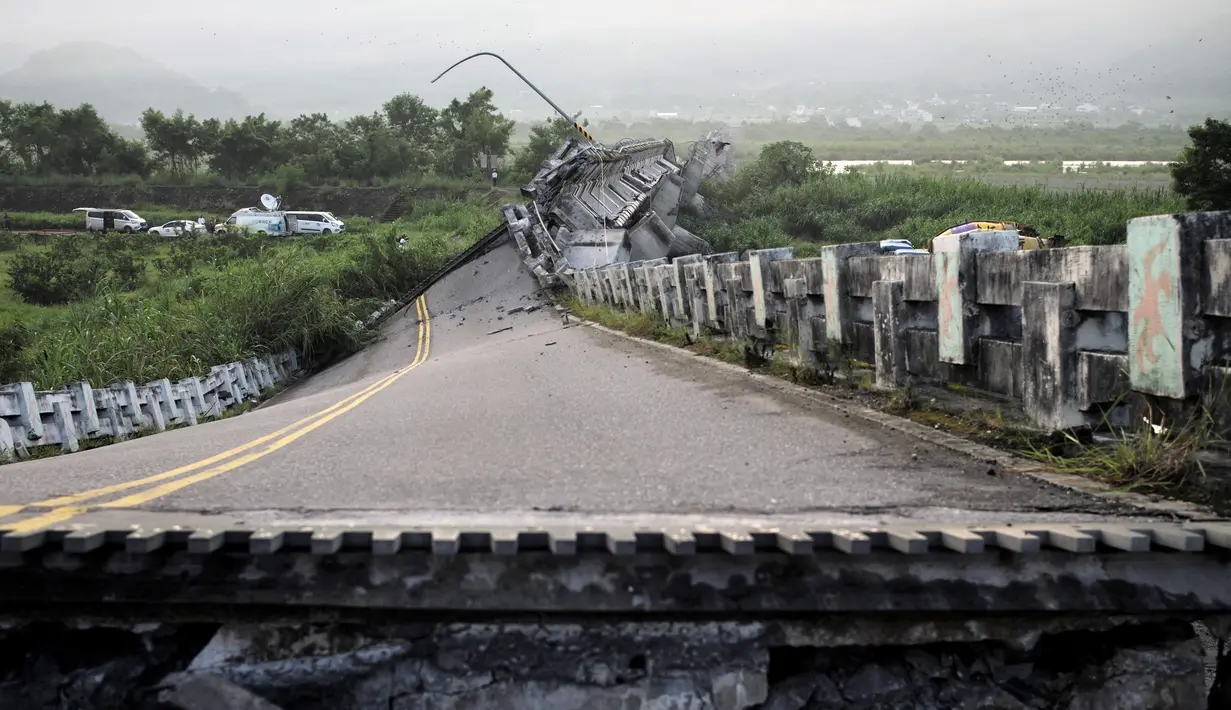 Pemandangan jembatan Kaoliao yang runtuh di wilayah Hualien Taiwan timur (19/9/2022). Gempa bermagnitudo 6,9 mengguncang Kabupaten Hualien, Taiwan, pada Minggu pukul 14.44 waktu setempat (13.44 WIB). (AFP/Sam Yeh)