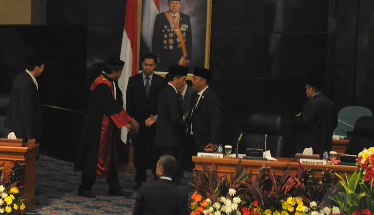 Jokowi saat mengucapkan selamat kepada Ketua DPRD DKI Prasetyo Edi Marsudi, Jakarta, (26/9/14). (Liputan6.com/Herman Zakharia)