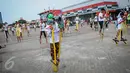 Antusias sejumlah anak memecahkan rekor dunia egrang dalam rangkaian penyelenggaraan TAFISA World Games 2016 di Kemayoran, Jakarta, Sabtu (8/10). Peserta harus menempuh 100 meter dengan egrangnya dan tak boleh menyentuh tanah. (Liputan6.com/Faizal Fanani)