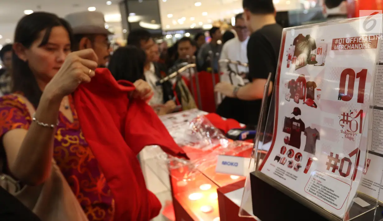 Pengunjung melihat kaus produk official merchandise pasangan calon 01 Jokowi-Ma'ruf Amin di FX Sudirman, Jumat (25/1). Pembuatan merchandise ini diinisiasi langsung oleh salah satu kelompok relawan Jokowi, yakni JokowiMotion. (Liputan6.com/Angga Yuniar)