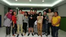 Personil CJR berfoto bersama dengan awak redaksi Liputan6.com usai melakukan sesi wawancara di markas Liputan6.com di Jakarta, Senin (22/12/2014). (Liputan6.com/Helmi Fithriansyah)