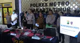 Kapolres Metro Jakarta Timur, Kombes Alfian Noffizal (tengah) memberi keterangan terkait pengungkapan hasil penyelidikan terkait serangkaian penyerangan, perusakan, dan pembakaran yang melanda Markas Polres Metro Jakarta Timur serta enam polsek pada 30–31 Agustus 2025 di Polres Metro Jakarta Timur, Senin (8/9/2025). (Kapanlagi.com/Budy Santoso)