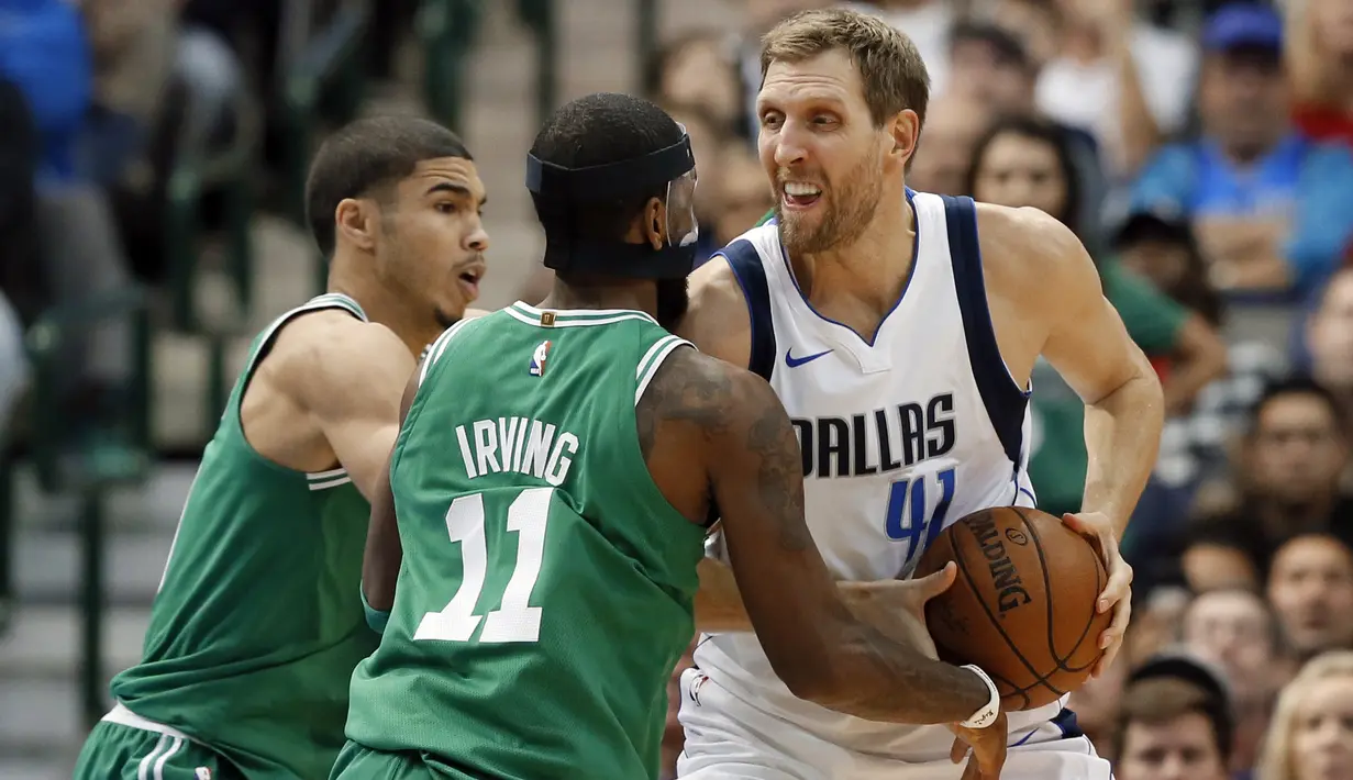 Pemain Dallas Mavericks, Dirk Nowitzki (kanan) mencoba menerobos pertahanan Boston Celtics  pada laga NBA basketball game di American Airlines Center, Dallas, (20/11/2017). Celtics menang 110-102. (AP/Tony Gutierrez)