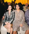 Hadir di show Emporio Armani Spring/Summer 2026, pasangan ini menyuguhkan interpretasi gaya pasangan yang earthy namun tetap edgy dan high fashion. [@littlemisskhan].