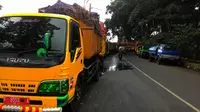   Barisan truk sampah yang menunggu aksi blokade berakhir di TPA Galuga, Kabupaten Bogor, Jawa Barat. (Liputan6.com/Achmad Sudarno)