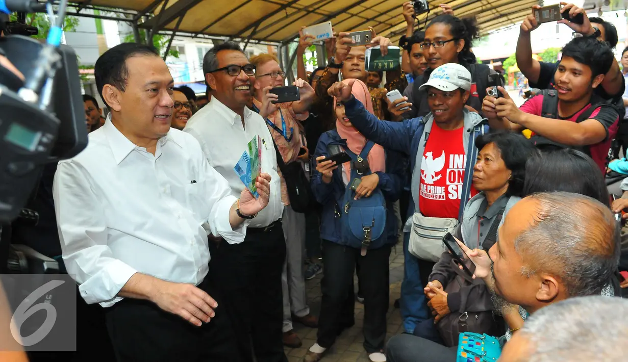 Gubernur BI Agus Martowardojo di foto saat menunjukan uang baru di Blok M Square, Jakarta, Senin (19/12). Tidak hanya memberikan penjelasan kepada masyarakat, Agus juga langsung menggunakan alat pembayaran yang baru tersebut. (Liputan6.com/Angga Yuniar)