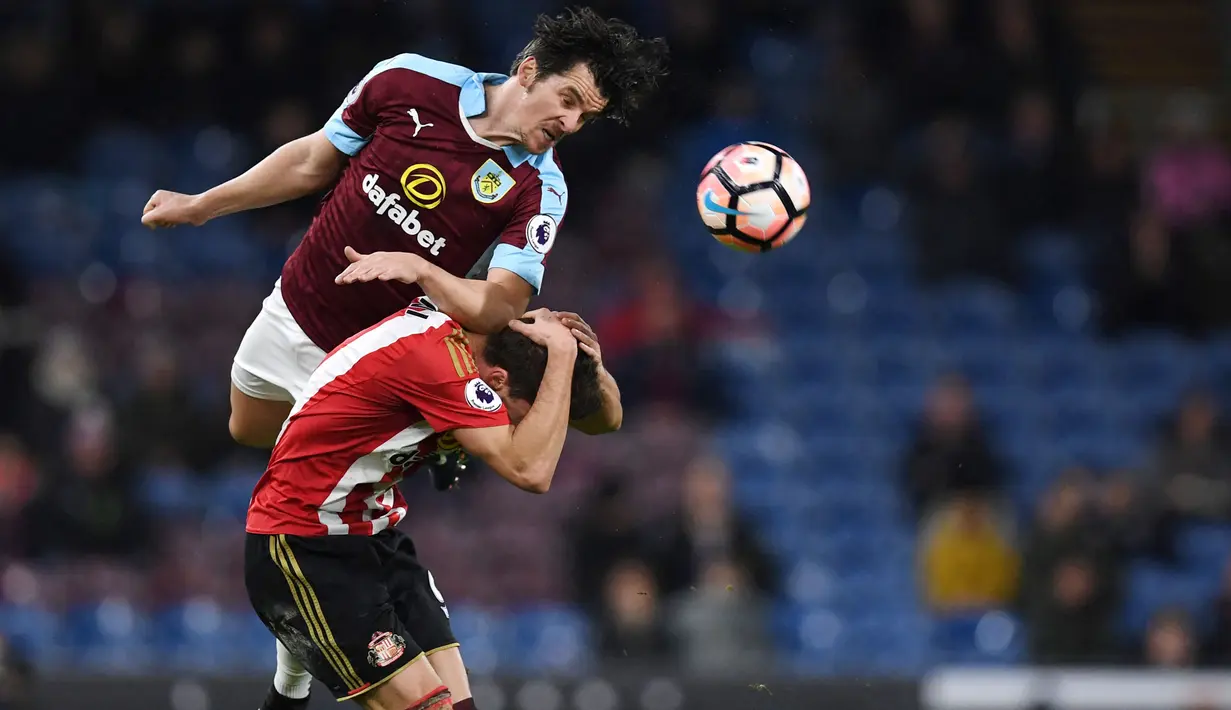 Selain itu Barton juga pernah meninju seorang pemuda hingga giginya rontok. Tak hanya dipenjara, Barton pernah dikenai sanksi 2.500 pounds. (AFP/Paul Ellis)