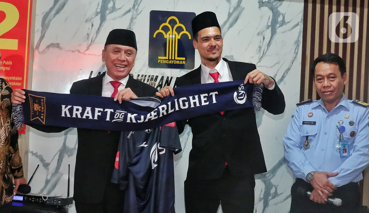 Ketua Umum PSSI Mochamad Iriawan (kiri) bersama pemain naturalisasi Shayne Pattynama (tengah) membentangkan syal pada acara pengambilan sumpah menjadi Warga Negara Indonesia (WNI) di Kanwil Kemenkumham DKI Jakarta, Selasa (24/1/2023). Shayne Pattynama diproyeksikan untuk memperkuat Timnas Indonesia pada Piala Asia 2023 mendatang. (Liputan6.com/Angga Yuniar)