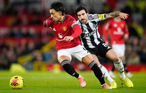 Pemain Manchester United, Lisandro Martinez (kiri), berebut bola dengan pemain Newcastle, Sandro Tonali, pada laga Liga Inggris antara Manchester United vs Newcastle di Manchester, Inggris, Jumat, 26 Desember 2025. (AP Photo/Dave Thompson)