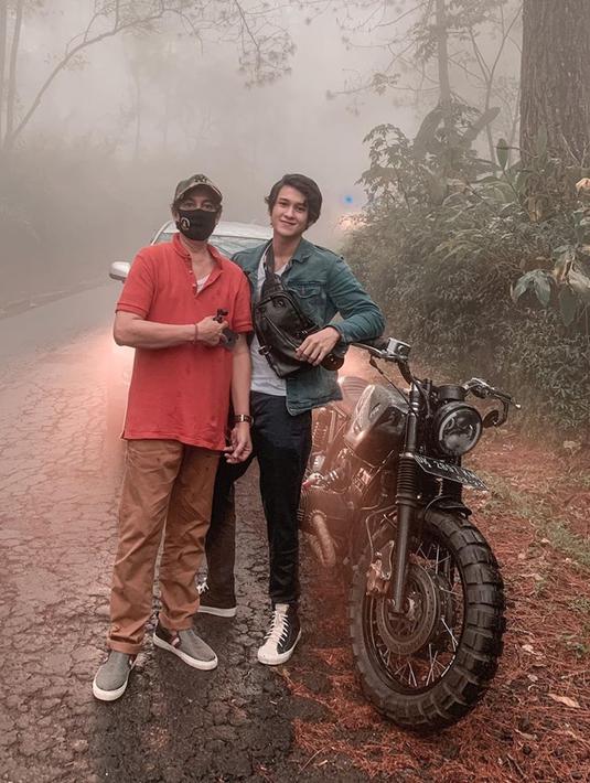 Ia pun kerap unggah momen saat ia susuri berbagai tempat indah di Bali. Meski begitu, sebelumnya ia mengungkapkan bahwa ia dulunya dilarang naik motor oleh kedua orang tuanya. (Liputan6.com/IG/antonioblancojr)