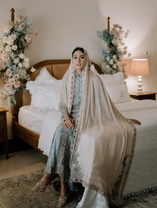 <p>Pada kesempatan tersebut, terlihat keindahan pakaian siraman dan pengajian, dengan nuansa biru.</p>