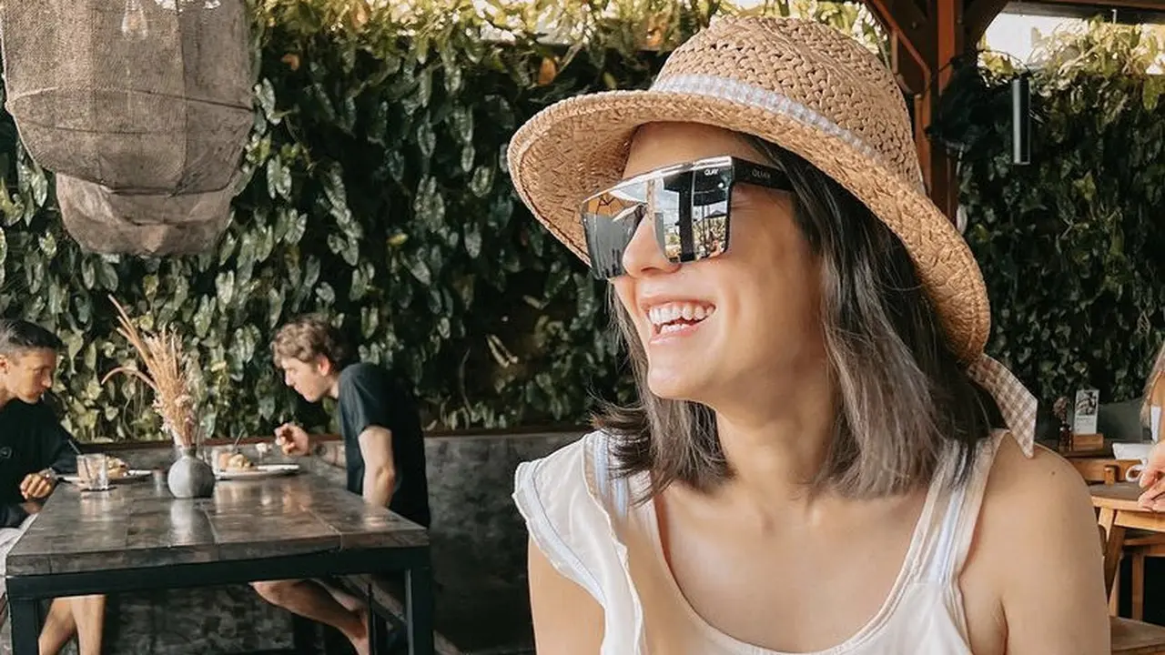 Gaya Hot Mom Carissa Putri Saat Berlibur di Bali, credit: Instagram @carissa_puteri.