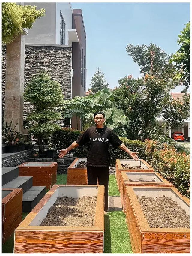 7 Potret Teras Depan Rumah Anji, Halaman Dipakai Berkebun dan Budidaya Sirih China