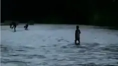 Tak semua berani menyeberang, para siswa yang tak mau menantang arus memilih kembali ke rumah.