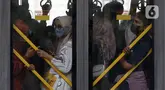 Pengguna Transjakarta menggunakan masker saat berada di dalam bus di kawasan Bundaran Hotel Indonesia Jakarta, Sabtu (10/6/2023). Pemerintah melalui Satgas Penanganan Covid-19 resmi mencabut aturan kewajiban menggunakan masker di semua ruang publik per Jumat (9/6). (Liputan6.com/Helmi Fithriansyah)