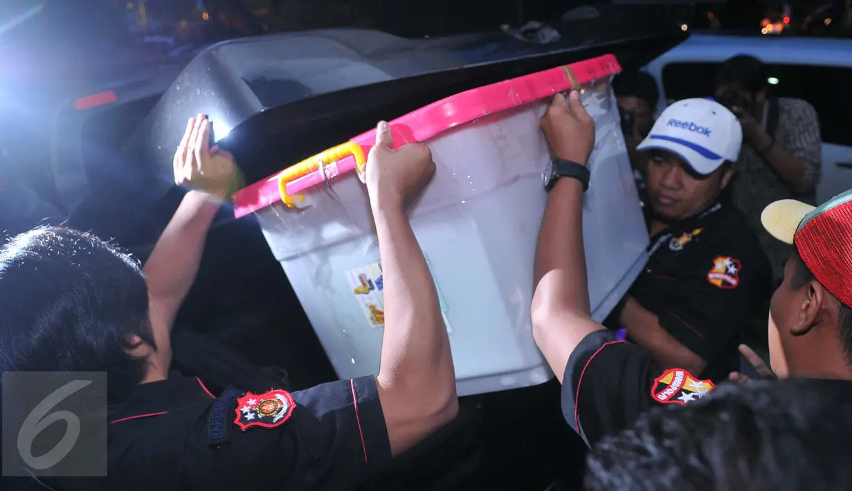 Petugas memasukkan boks berisi dokumen dari sebuah Rumah Sakit, Jakarta, Kamis (4/2/2016). Badan Reserse Kriminal Kepolisian RI menggeledah sebuah Rumah Sakit terkait kasus transplantasi ginjal. (Liputan6.com/Gempur M Surya)