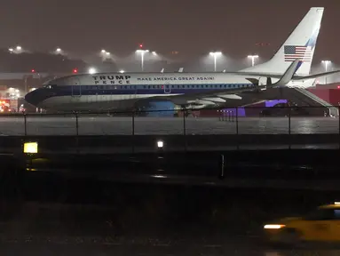 Pesawat yang membawa pasangan Capres AS Donald Trump, Mike Pence tergelincir di salah satu landasan pacu bandara La Guardia, New York, saat mendarat, Kamis (27/10). Beruntung, tidak ada korban jiwa atau luka dalam insiden tersebut. (REUTERS/Lucas Jackson)