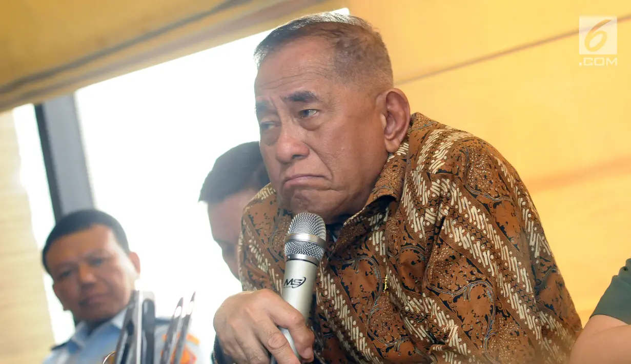Menteri Pertahanan, Ryamizard Ryacudu saat memberi keterangan di Jakarta, Senin (14/5). Pihak Kemenhan telah menyiapkan dua strategi menanggapi gugatan Avanti Communications, yakni melalui jalur nonlitigasi dan litigasi. (Liputan6.com/Helmi Fithriansyah)