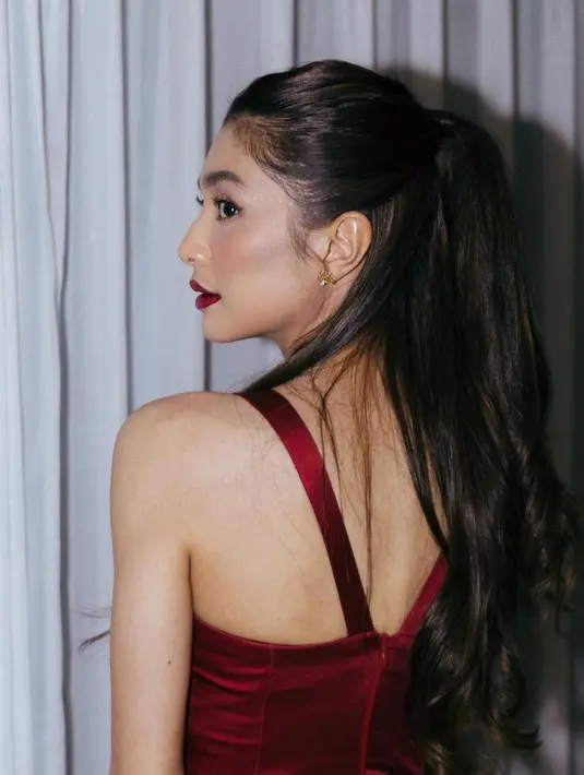 Dengan riasan wajah yang bold, Mikha Tambayong semakin terlihat glamor [Instagram/miktambayong]