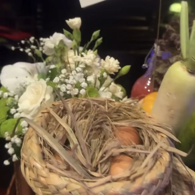Melihat Isi Hampers dari Presiden Prabowo. [@mulanjameela1]