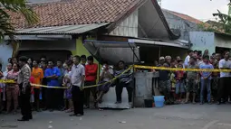 Warga yang mendengar peristiwa itu berkerumun di sekitar lokasi, Jakarta, (9/10/14). (Liputan6.com/Johan Tallo)
