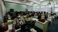 Suasana pelaksanaan Asesmen Nasional  Berbasis Komputer (ANBK) 2021 di SMK 15, Jakarta, Rabu (22/9/2021). ANBK  SMK  digelar 20-23 September 2021 dengan mematuhi protokol kesehatan dan ANBK merupakan pengganti Ujian Nasional (UN). (Liputan6.com/Johan Tallo)