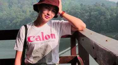 Pesinetron berparas cantik memang terlihat semakin menawan saat memakai topi. Masayu Clara yang memang senang bergaya kekinian tampil memukau dengan topi merah marun dan baju putih bertulisan calon mantu idaman. (Liputan6.com/IG/@masayuclara)