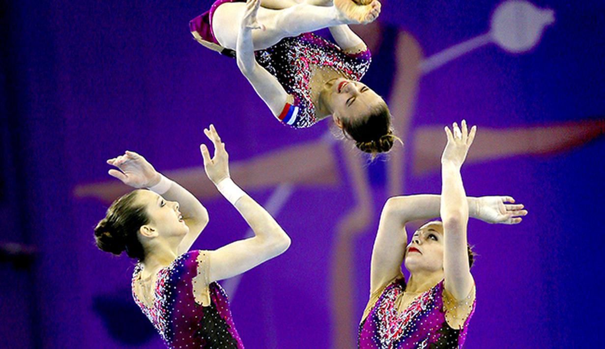 Aksi tim senam Rusia pada Kejuaraan Eropa di Baku, Azerbaijan.  (EPA/Robert Ghement)
