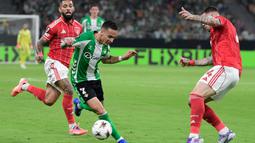 Dengan hasil ini, kedua tim sama-sama mengemas satu poin di partai perdana grup. Betis layak berterima kasih kepada Antony yang tampil menentukan dengan kontribusi gol dan assist. (AFP/Cristina Quicler)