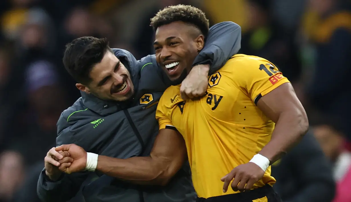Selebrasi gelandang Wolverhampton Wanderers, Adama Traore bersama rekannya setelah berakhirnya laga Liga Inggris 2022/2023 menghadapi Tottenham Hotspur di Molineux Stadium, Wolverhampton (4/3/20223). Adama Traore belum menemui kejelasan soal masa depannya bersama Wolverhampton, klub yang telah 5 musim dibelanya. Jika sampai akhir musim belum terjadi penandatanganan kontrak baru, beberapa klub Saudi Pro League siap menampungnya musim depan. (AFP/Darren Staples)