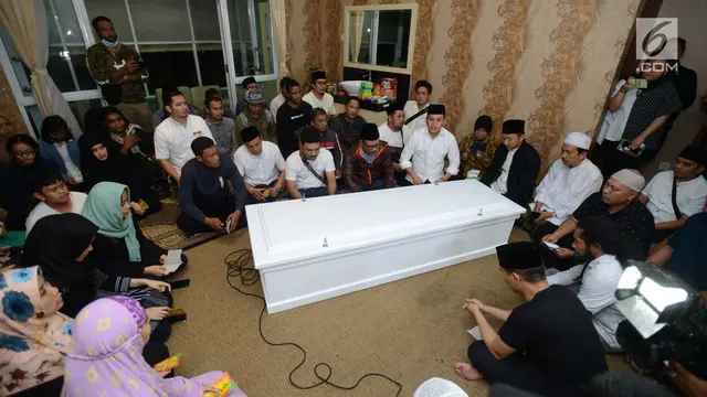 Tangis Istri Sambut Jenazah Herman Seventeen