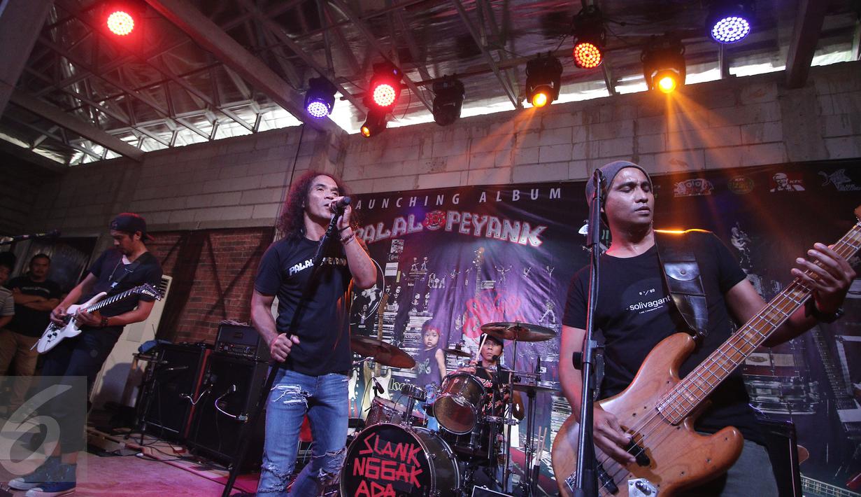 Slank membawakan lagu dari album terbaru mereka yang bertajuk "Palalopeyank"Jakarta, Selasa (7/2). Slank ingin mengkritik para penyebar kebencian yang ramai di media sosial dengan sebuah jargon unik "Palalopeyank".(Liputan6.com/Herman Zakharia)