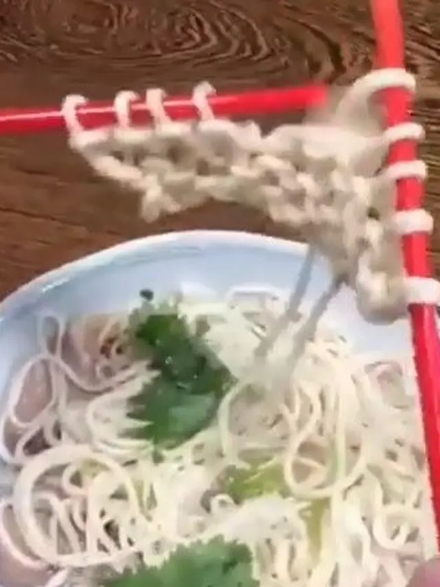 6 Aksi Orang Merajut Mi Ini Gabut Maksimal, Nyeleneh