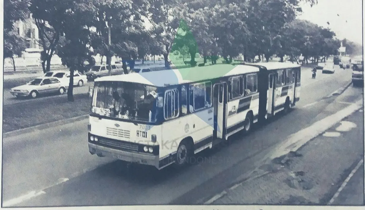 Bus gandeng di tahun 1992 ini terus diadopsi hingga ke masa sekarang menjadi Transjakarta. (Source: perpusnas.go.id)