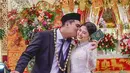Di tengah dekorasi megah bernuansa adat Minang, Indah Tri Pertiwi tampil memukau dalam balutan busana pengantin adat Jawa yang anggun tanpa paes.  [@fuji_an].