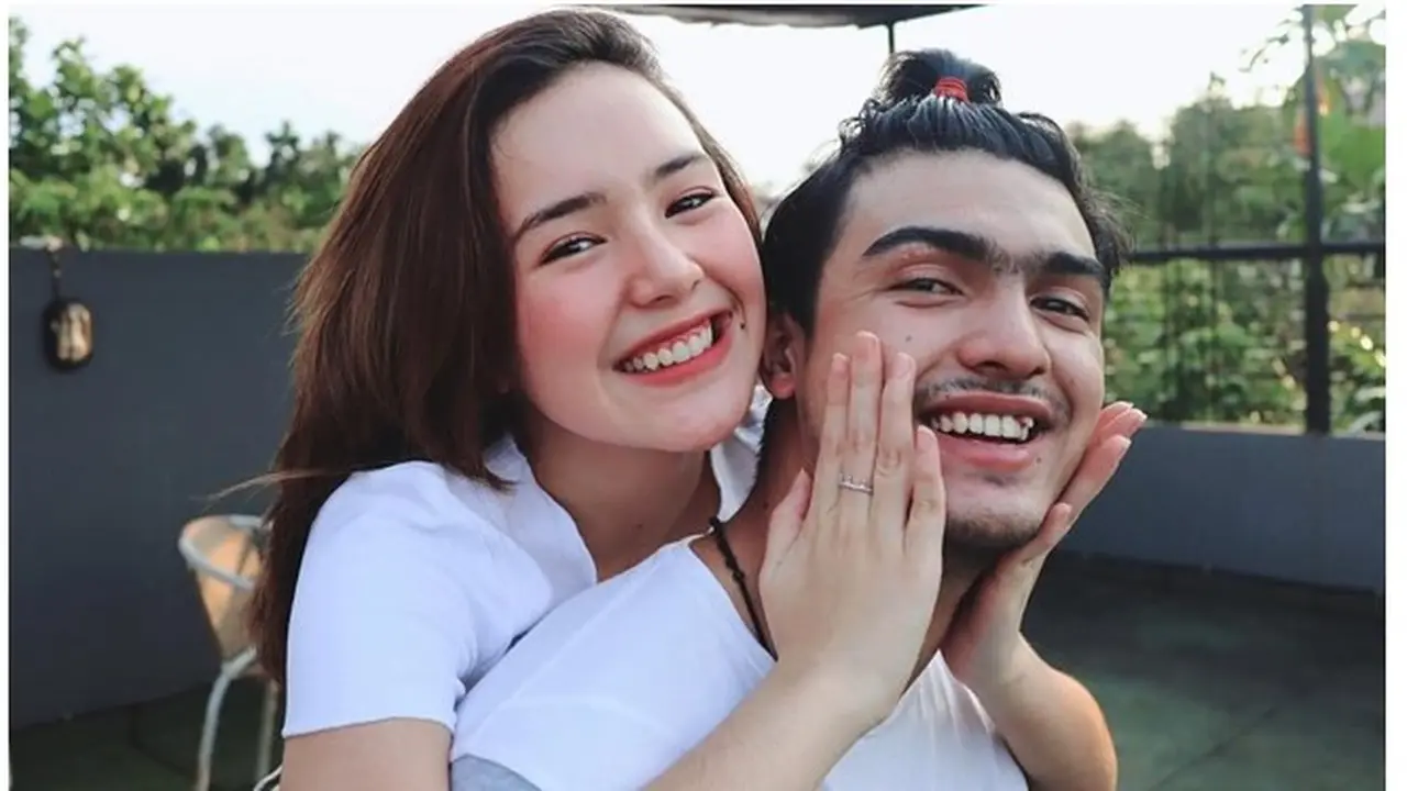 Sering Dikira Pacar, Ini 6 Potret Kompak Beby Tsabina dan Kakaknya