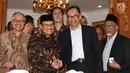 Presiden ke-3 RI Bacharuddin Jusuf Habibie bersalaman dengan mantan Wakil PM Malaysia Anwar Ibrahim di kediamannya di Jalan Patra Kuningan XIII, Jakarta Selatan, Minggu (20/5). (Liputan6.com/Angga Yuniar)