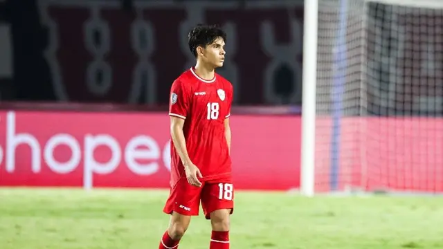 Aksi Victor Dethan bersama Timnas Indonesia di Piala AFF 2024. (c) Bola.net/Abdul Aziz