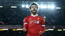 Gelandang Liverpool, Mohamed Salah merayakan gol yang dicetaknya ke gawang Watford pada laga Premier League di Stadion Anfield, Liverpool, Sabtu (17/3/2018). Liverpool menang 5-0 atas Watford. (AFP/Lindsey Parnaby)