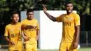 Pemain Bhayangkara FC, Marinus Wanewar, mengikuti sesi latihan jelang laga perdana Liga 1 di Lapangan ABC Senayan, Jakarta, Senin (19/3/2018). Bhayangkara FC akan berhadapan dengan Persija Jakarta. (Bola.com/Asprilla Dwi Adha)