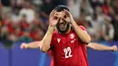 Penyerang Georgia, Georges Mikautadze merayakan gol kedua timnya saat pertandingan Euro 2024 Grup F melawan Portugal di Arena AufSchalke, Gelsenkirchen, 26 Juni 2024. Di Euro 2024, Georges Mikautadze berhasil mencetak tiga gol. (INA FASSBENDER/AFP)