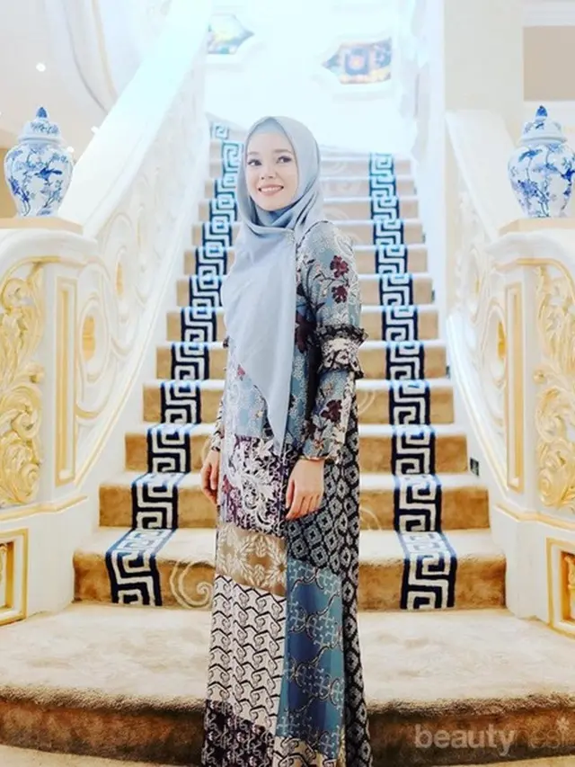 Inspirasi Model Gamis Batik ala Artis