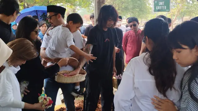 Pemakaman ayah Bojes AFI. (M Altaf Jauhar)