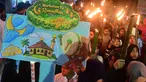 Kegiatan berlangsung meriah dengan partisipasi warga sekitar yang turut mendampingi sepanjang rute pawai. Tampak dalam foto, anak-anak saat mengikuti pawai obor di kawasan Cinere,  Depok, Senin (16/2/2026). (merdeka.com/Arie Basuki)